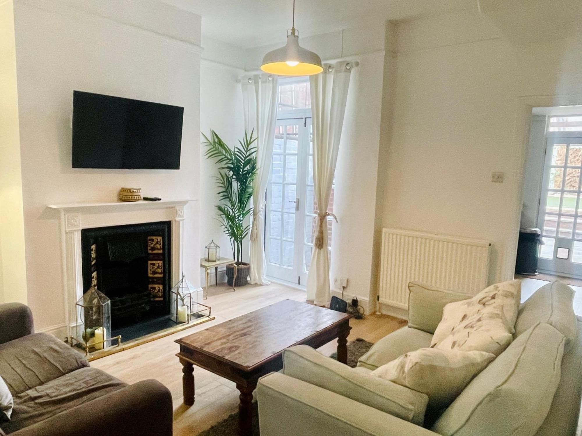 Newly Refurbished City Centre House With Parking Эксетер Экстерьер фото