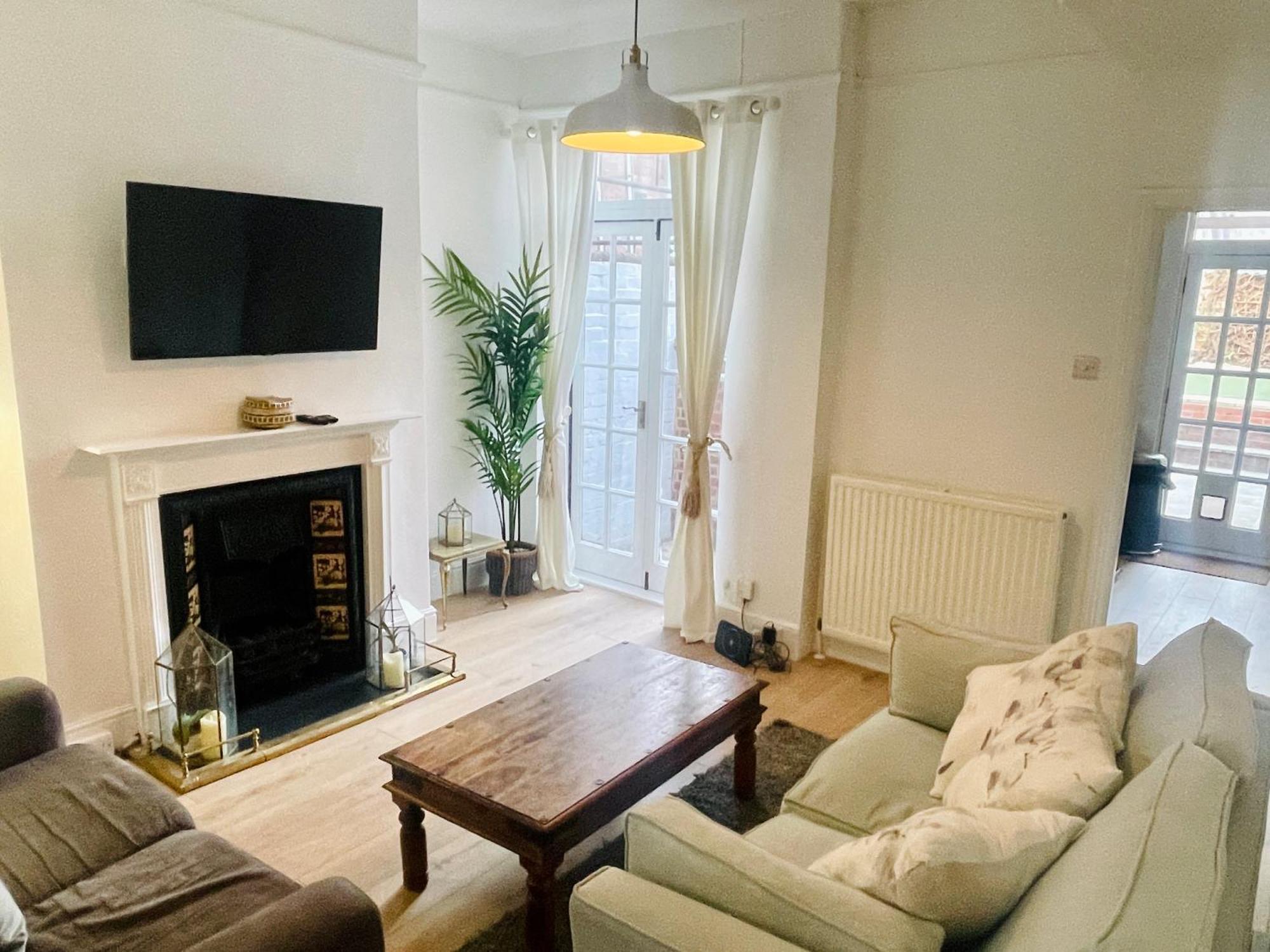 Newly Refurbished City Centre House With Parking Эксетер Экстерьер фото