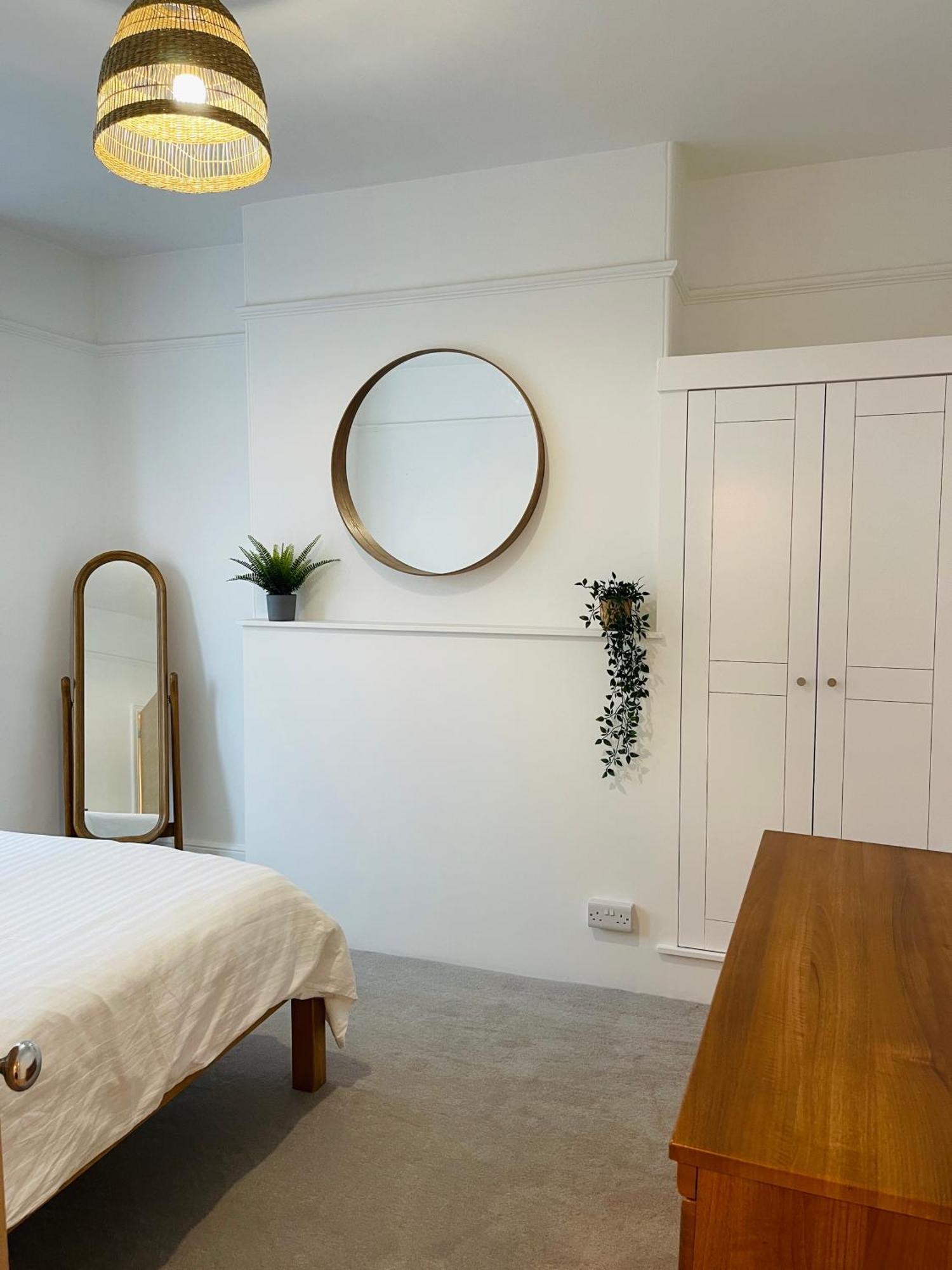 Newly Refurbished City Centre House With Parking Эксетер Номер фото